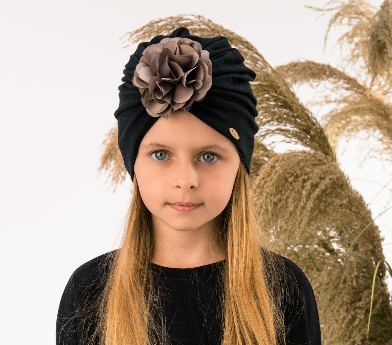 Dievčenská čiapka s kvetom Ida MJ-3417 čierna