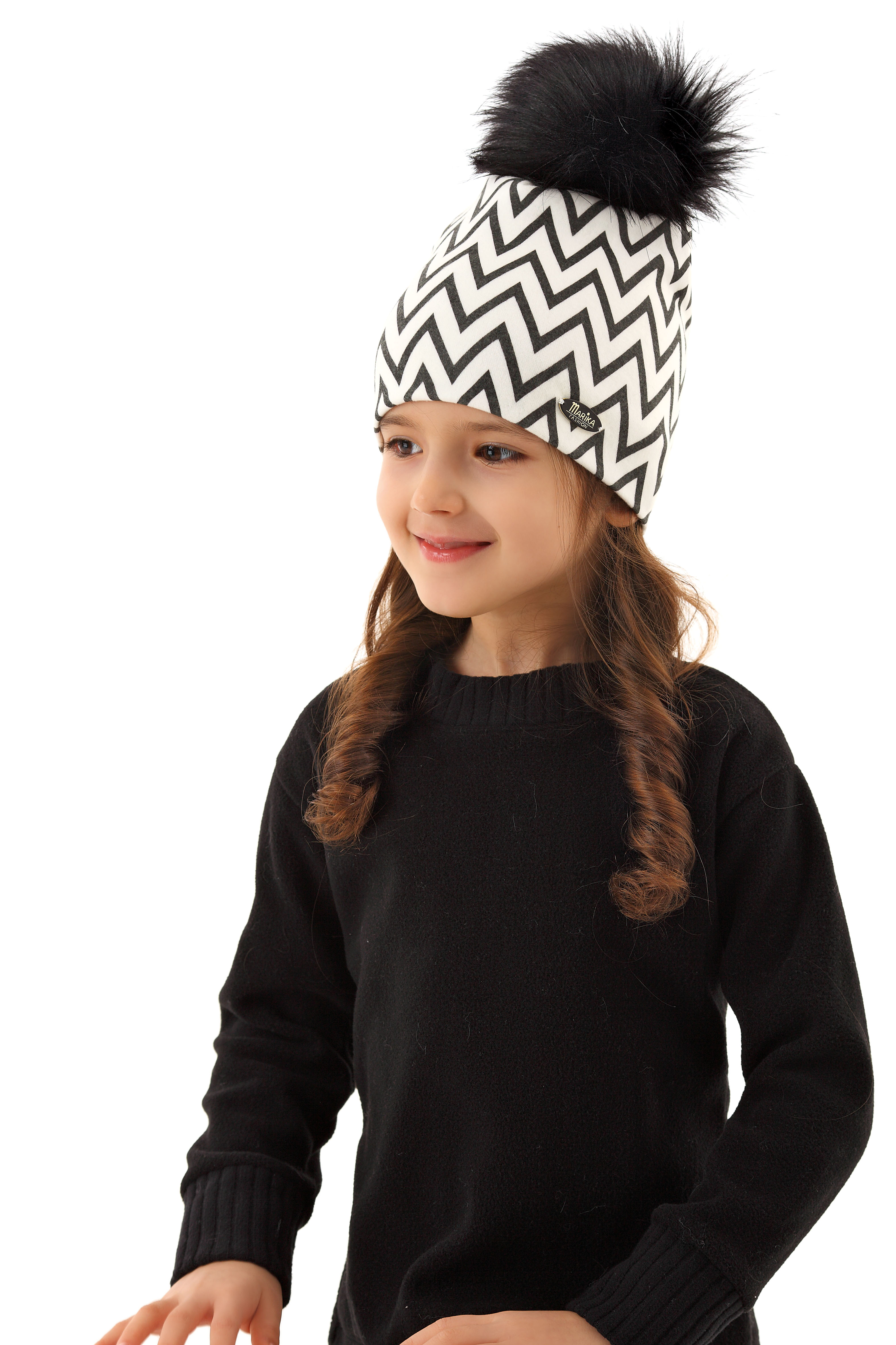 Dievčenská čiapka vzorovaná s brmbolcom Izyda MZ-3101 biela