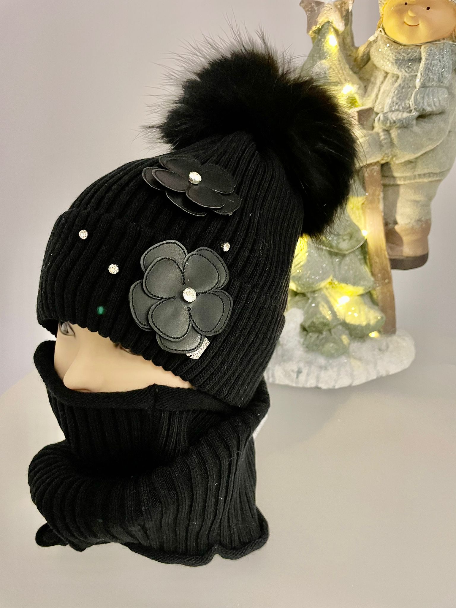 Luxusný čiapkový set TERES s bmbolcom z pravej kožušiny - black
