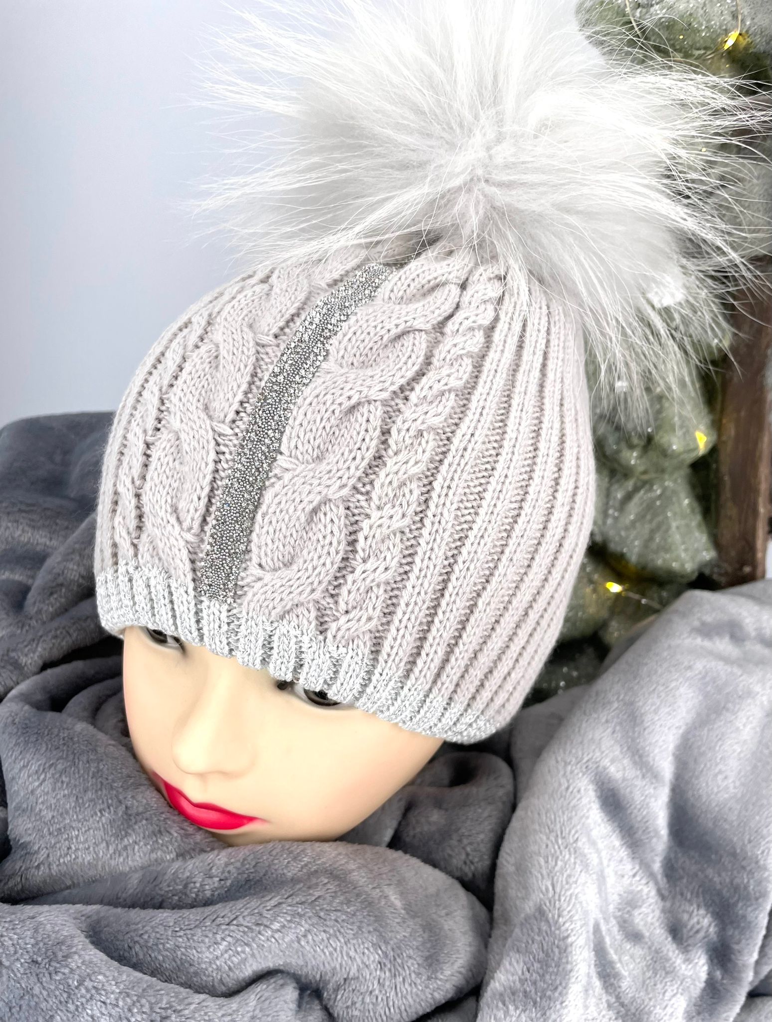 Luxusná čiapka ELIZA s brmbolcom z pravej kožušiny - grey