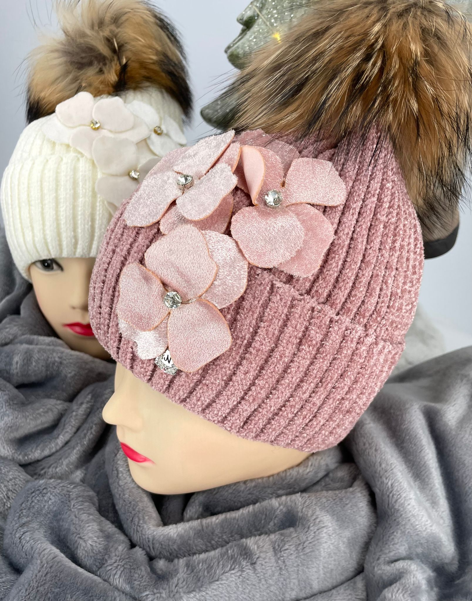 Luxusná čiapka ELIA s brmbolcom z pravej kožušiny - pink