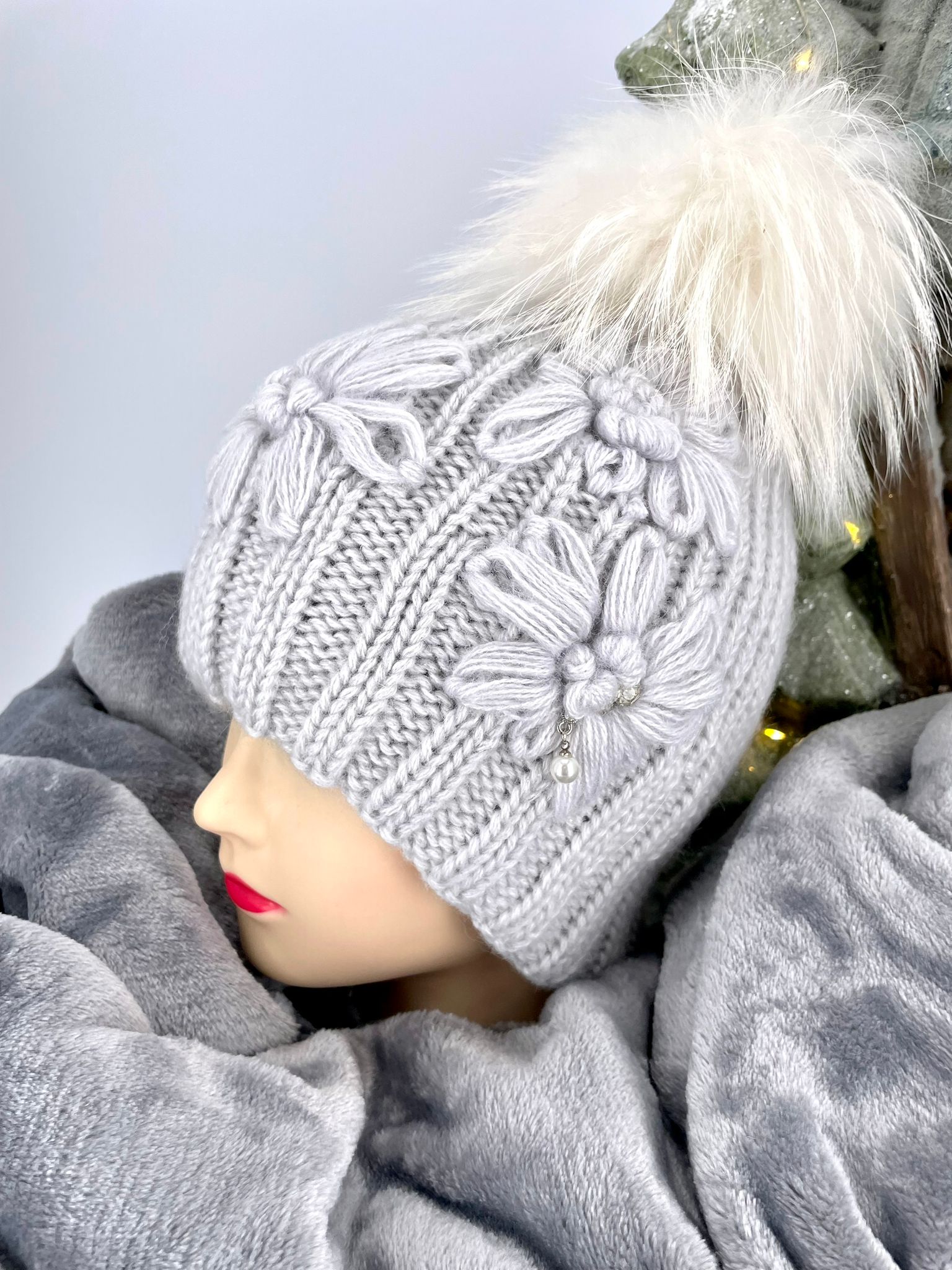 Luxusná čiapka MARGOT s brmbolcom z pravej kožušiny - grey